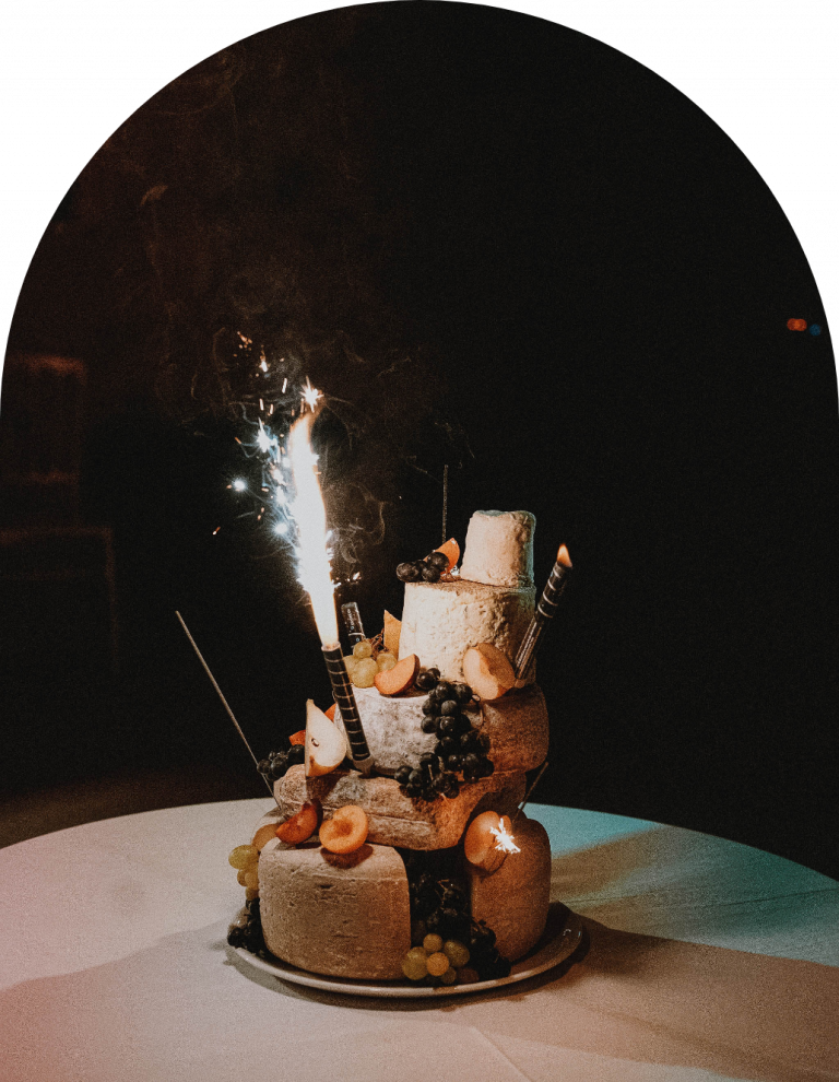Pièce montée de fromages locaux : ici, tome de brebis, tomme crémeuse au lait cru biologique de vache, bleu fermier bio, crottin de chèvre bio, le tout décoré de fruits frais de saison. Feux de bengale et cierges magiques pour un effet 'WOUAH' lors de votre mariage ou de votre événement familial ou professionnel.