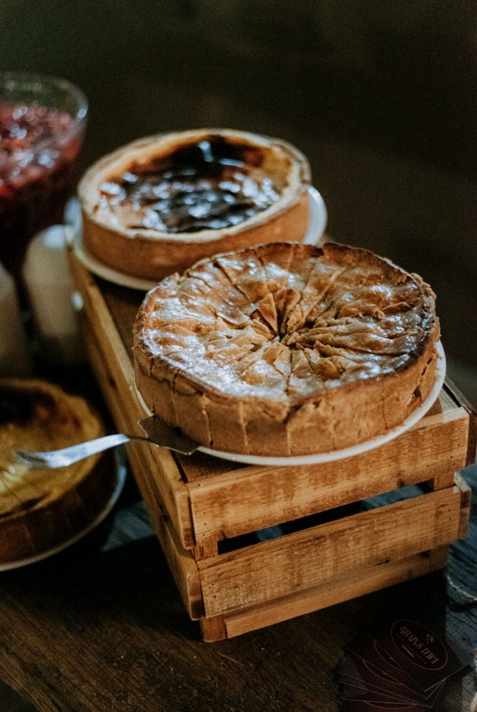 Buffet desserts : nous avons réalisé un flan pâtissier traditionnel, une soupe de fraises local à la verveine. Des desserts qui régaleront vos convives lors de vos événements privés ou professionnel ou encore lors de votre mariage.