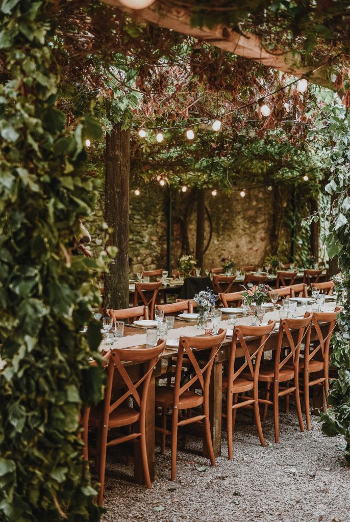 Un décor champêtre et feutré pour un repas de mariage assis, avec une présentation de buffet dans la même ambiance, car Grains d'Ici traiteur se fond parfaitement dans le décor...